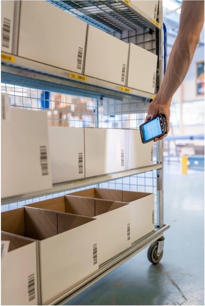 Een barcode scannen met een scanapparaat.